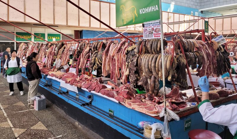 Прилавки с мясом на Зелёном базаре в Алматы