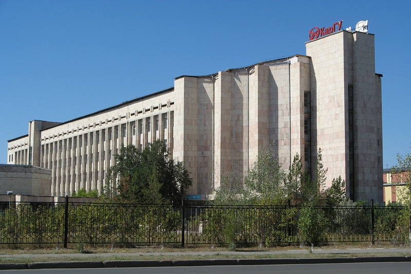 Учебный корпус № 2 Университета Букетова на улице Университетской, 28 в Караганде