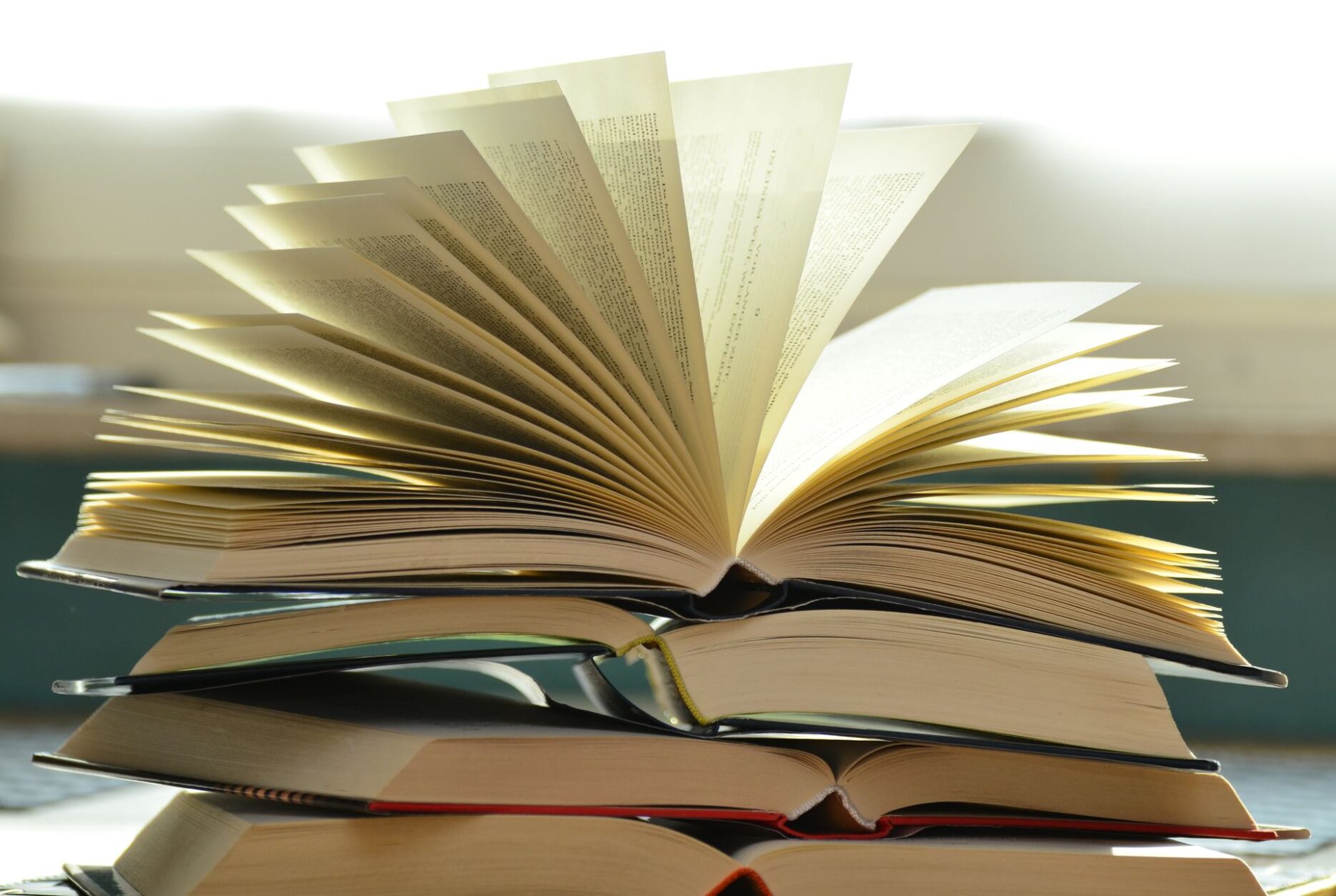 Стопка раскрытых книг крупным планом, страницы веером