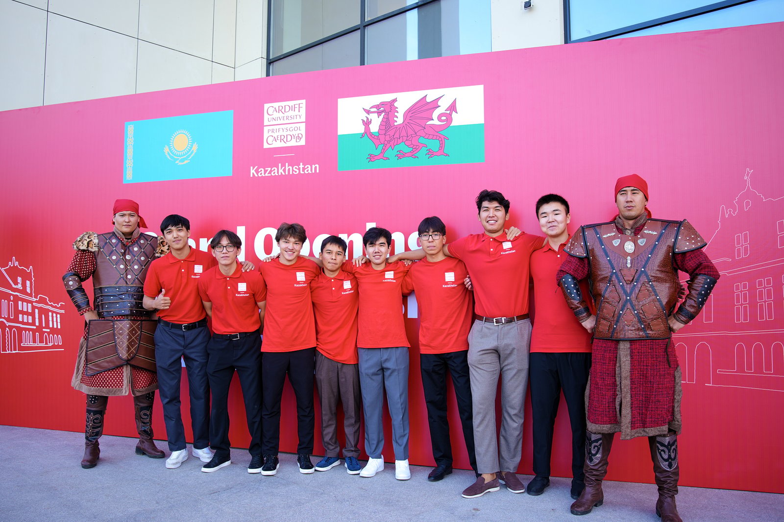 Волонтёры Cardiff University Kazakhstan на церемонии открытия кампуса