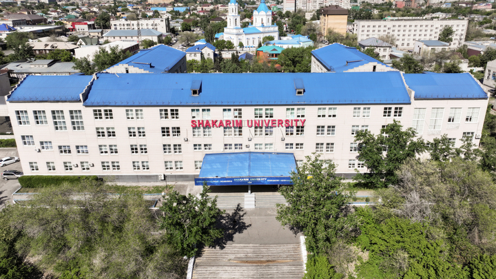 Учебный корпус №3 Университета Шакарима на улице Кашаганова в Семее, где работает приёмная комиссия, снимок с дрона