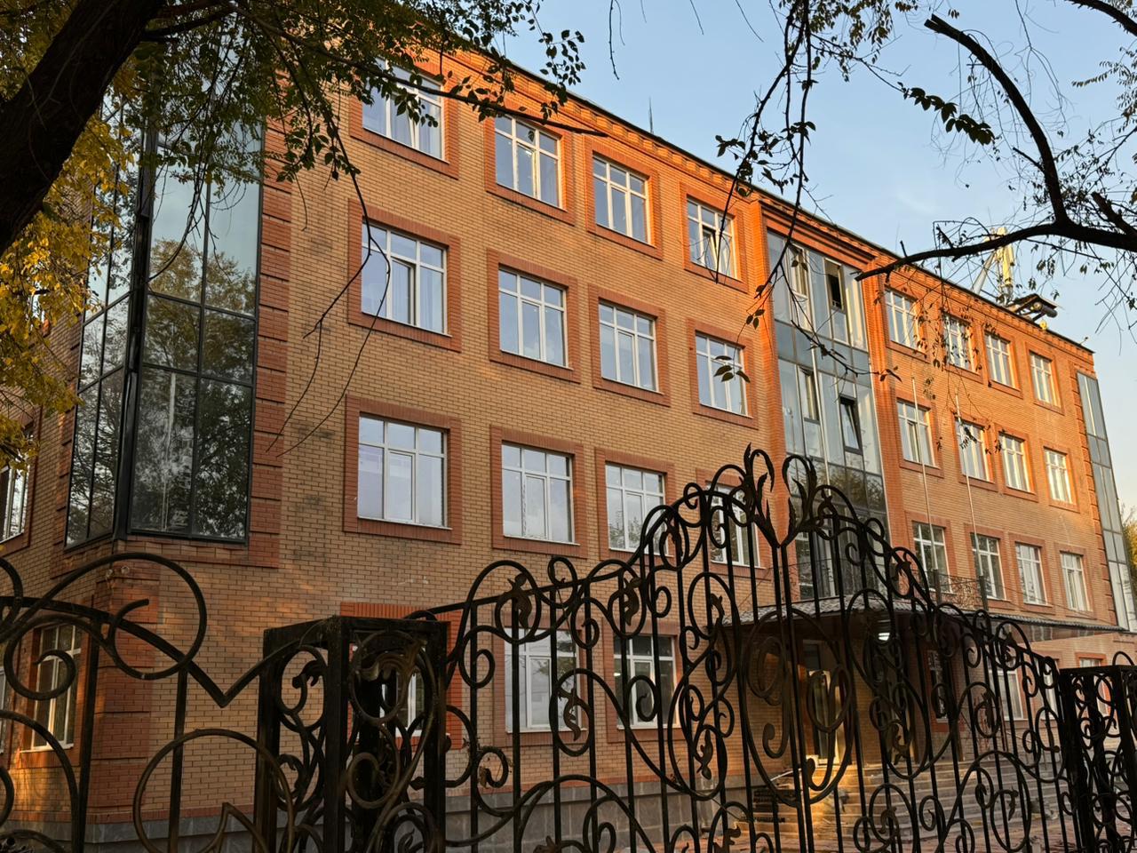 Дом студентов Академии гражданской авиации на улице Калмаржына в Алматы