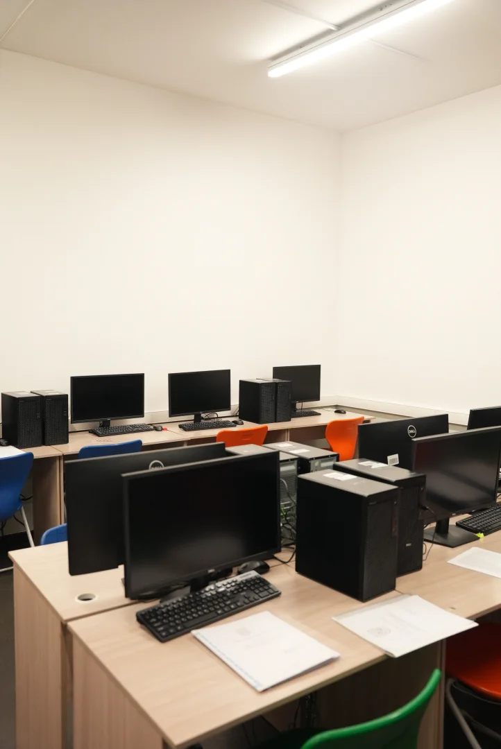 IT-лаборатория с компьютерами в META University, Алматы