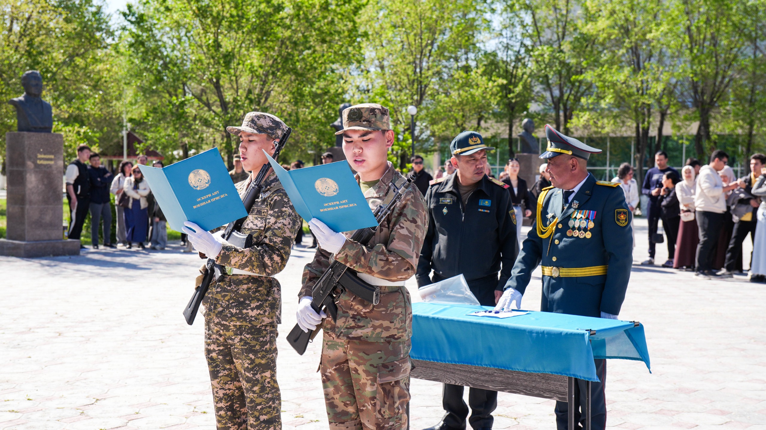 Выпускники военной кафедры Атырауского университета принимают присягу