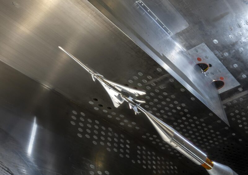 Продувочная модель самолёта X-59 закреплена на державке в рабочей части сверхзвуковой аэродинамической трубы