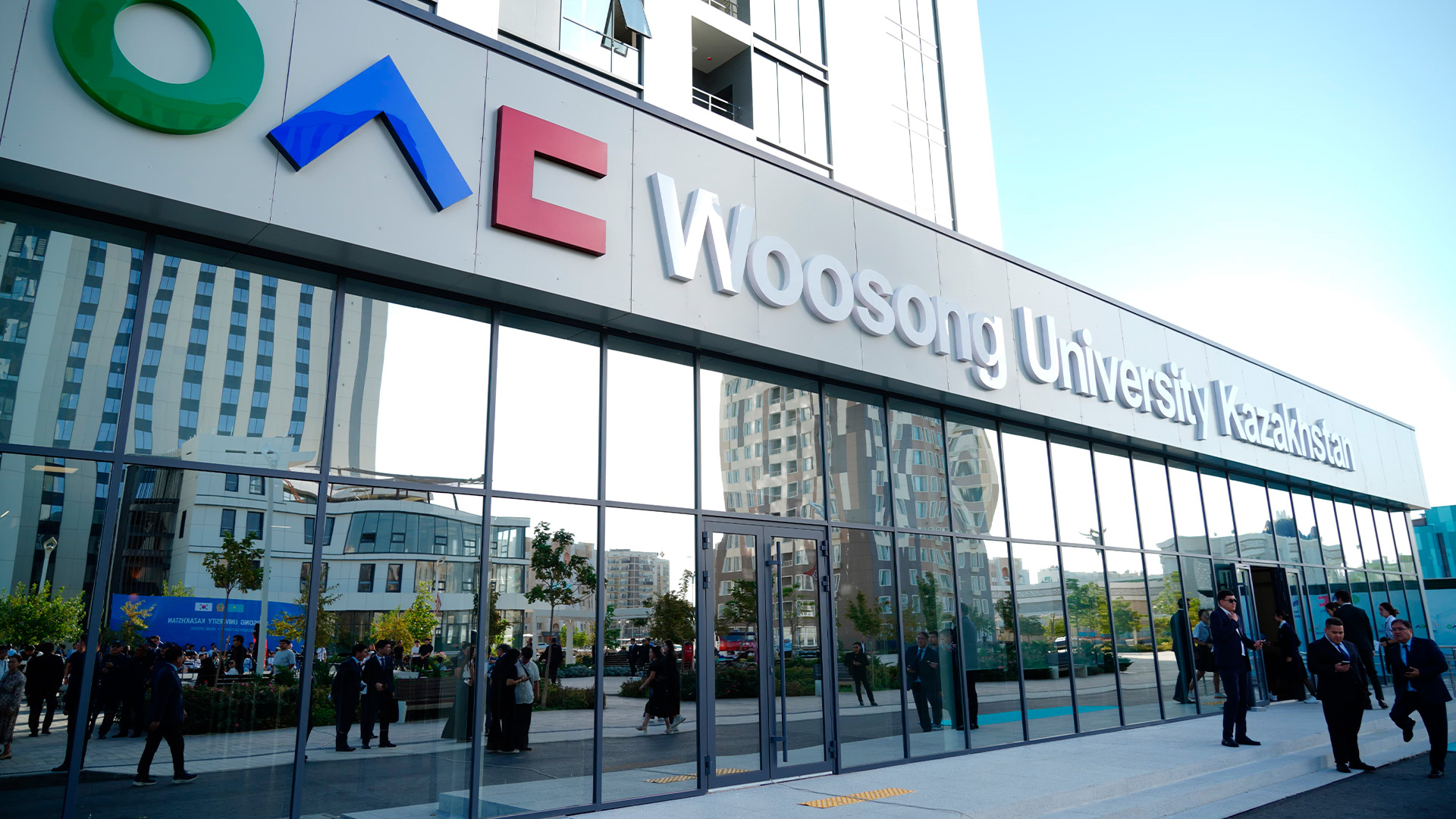 Гости знакомятся с кампусом Woosong University Kazakhstan в Туркестане на открытии, сентябрь 2025 года