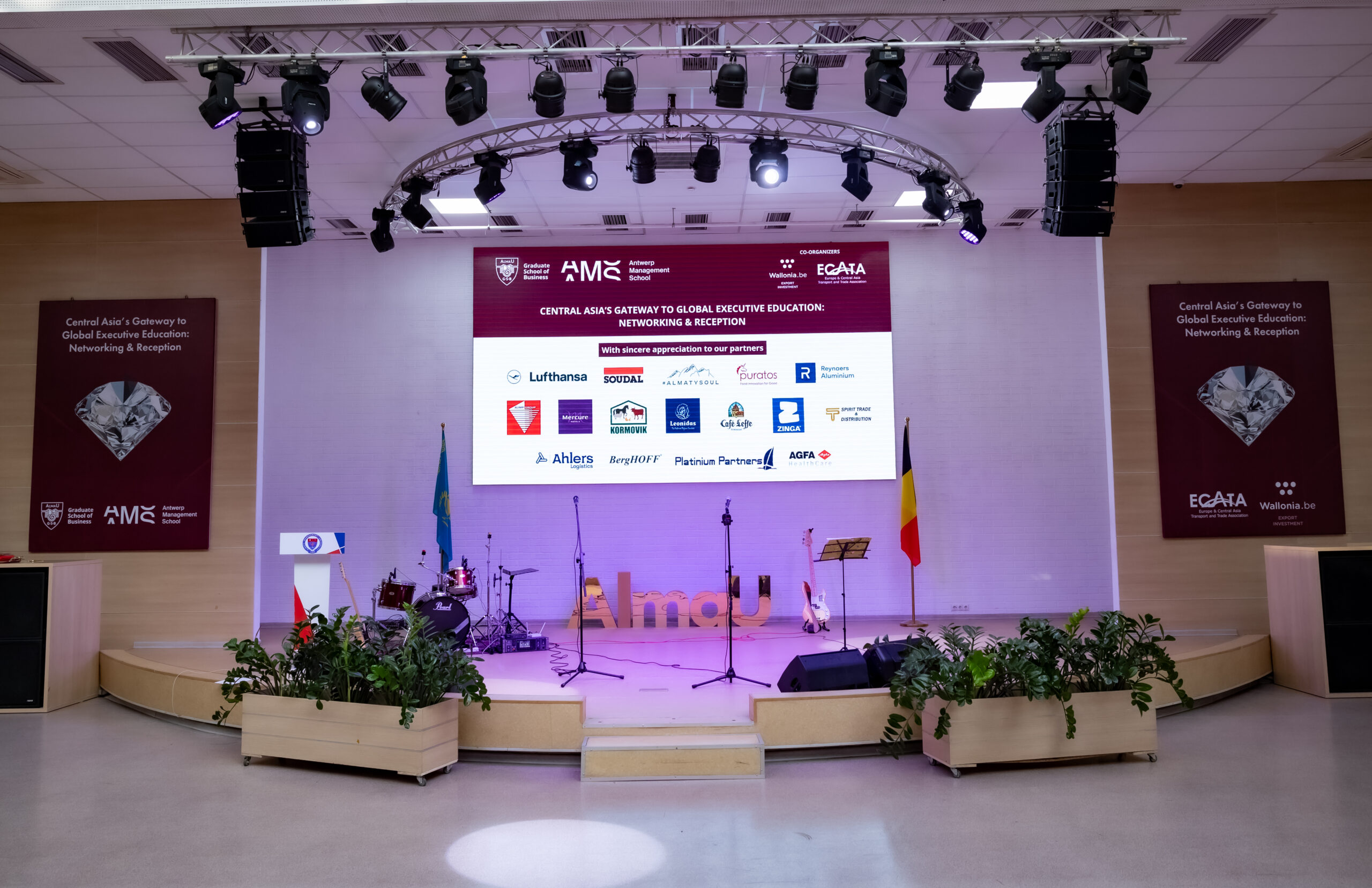 Атриум Grand Hall со стеклянной крышей в корпусе AlmaU Knowledge Building