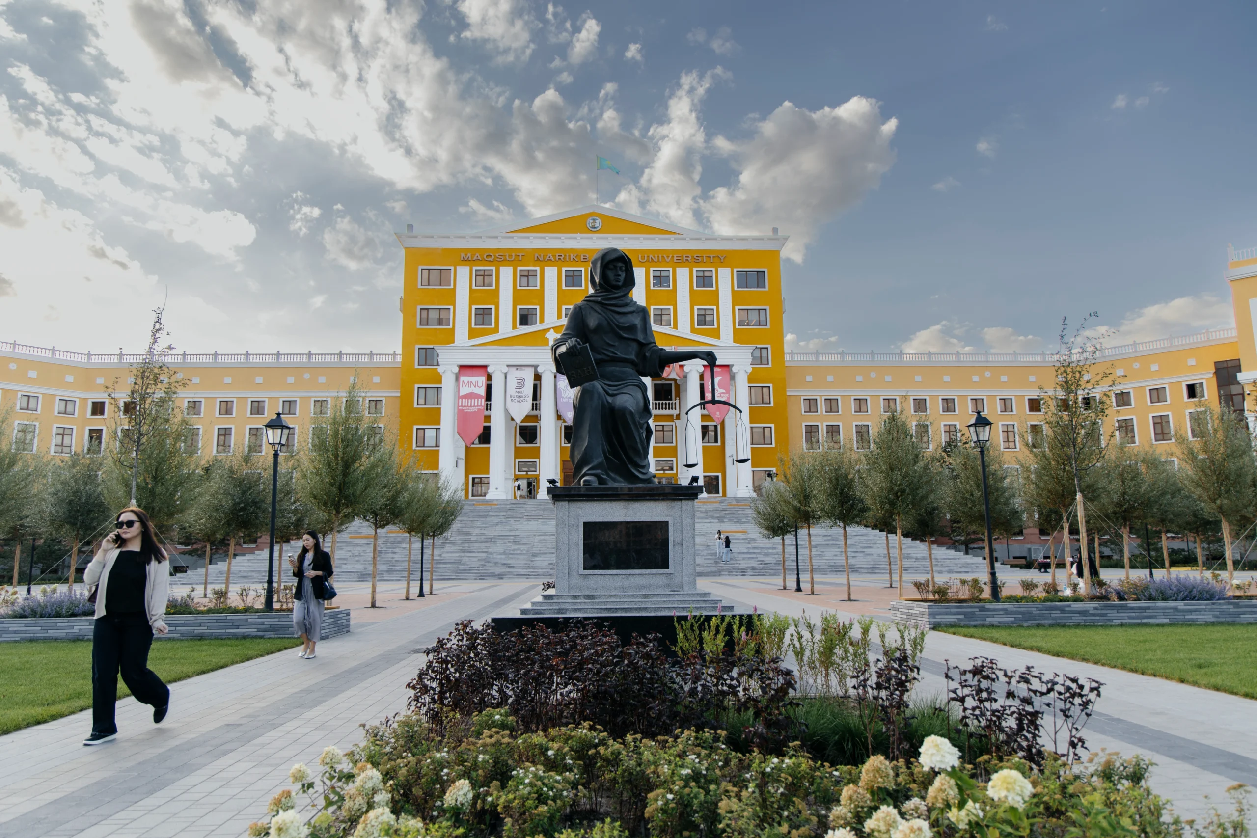 Площадь Фемиды на кампусе Maqsut Narikbayev University в Астане после благоустройства 2025 года