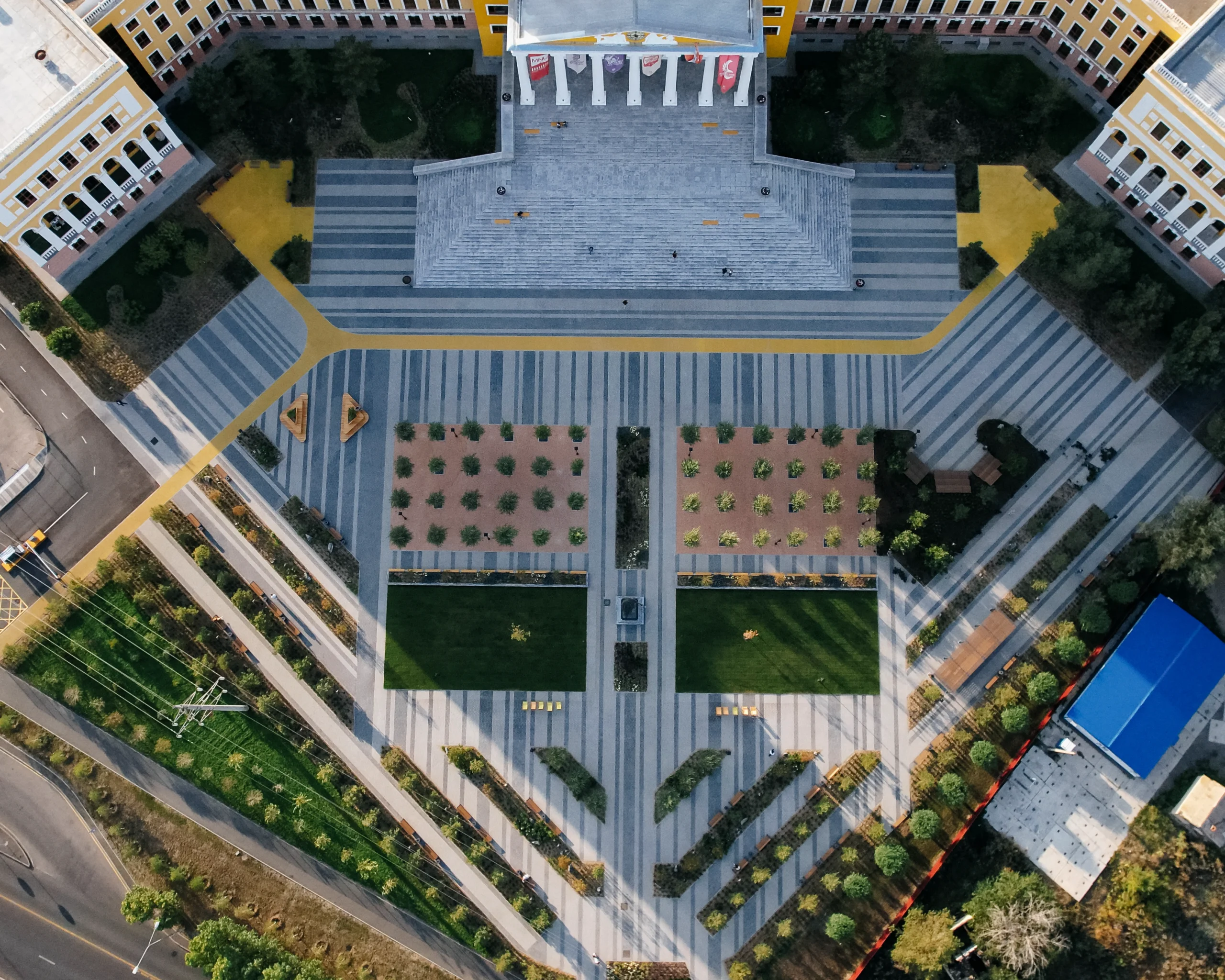Зона отдыха на площади Фемиды, кампус Maqsut Narikbayev University в Астане