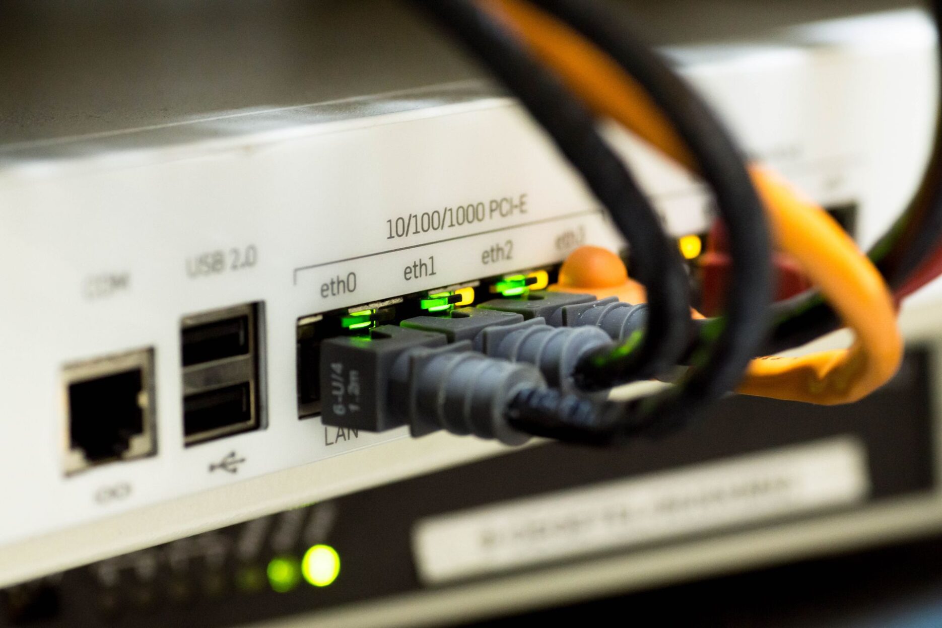 Крупный план Ethernet-кабелей, подключённых к портам маршрутизатора