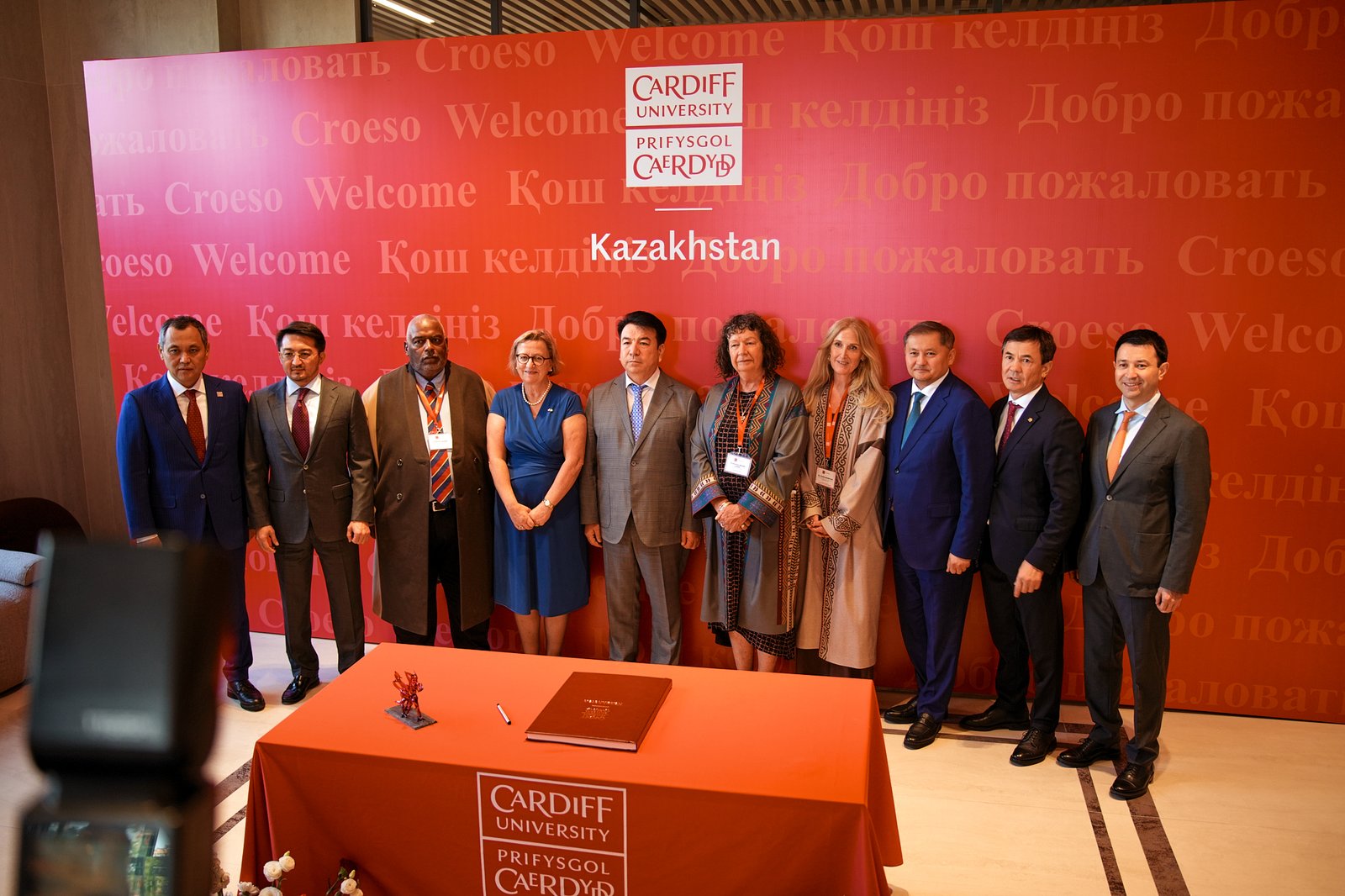 Участники церемонии открытия Cardiff University Kazakhstan в Астане, 3 сентября 2025 года