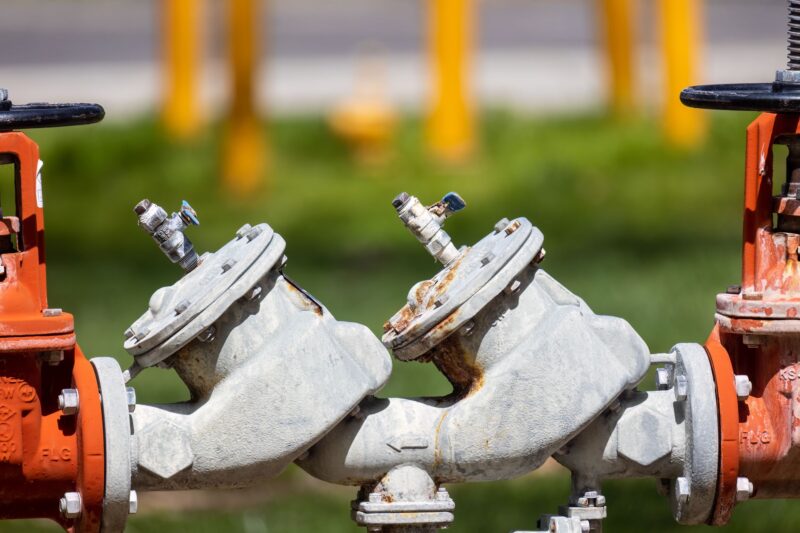 Задвижки и запорная арматура на наружном газопроводе под открытым небом