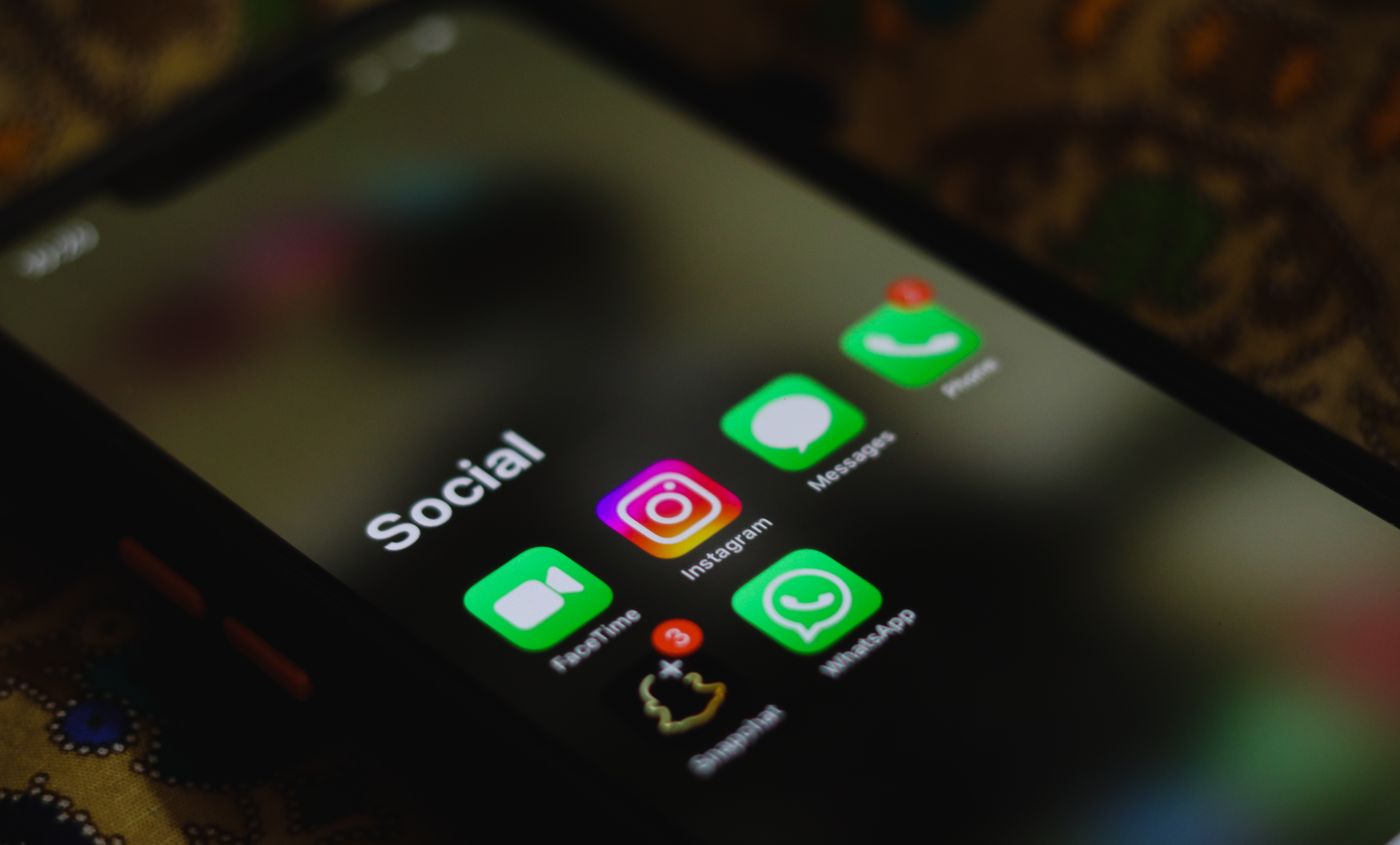 Экран смартфона с приложениями социальных сетей крупным планом