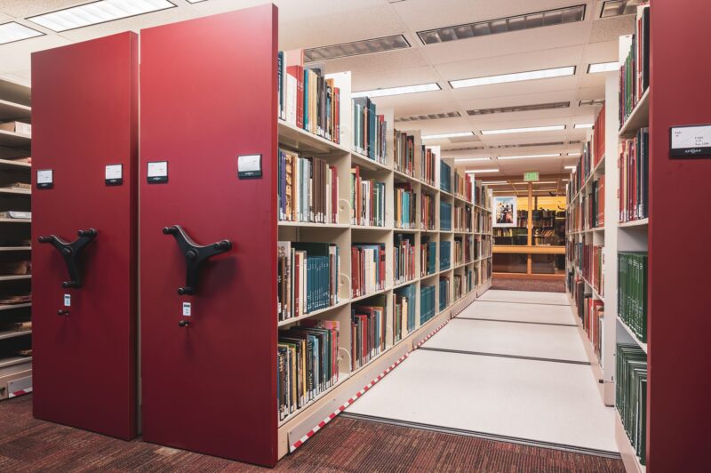 Ряды передвижных стеллажей с книгами в университетской библиотеке