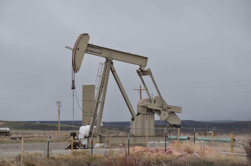 Станок-качалка нефтяной скважины на голой равнине под пасмурным небом