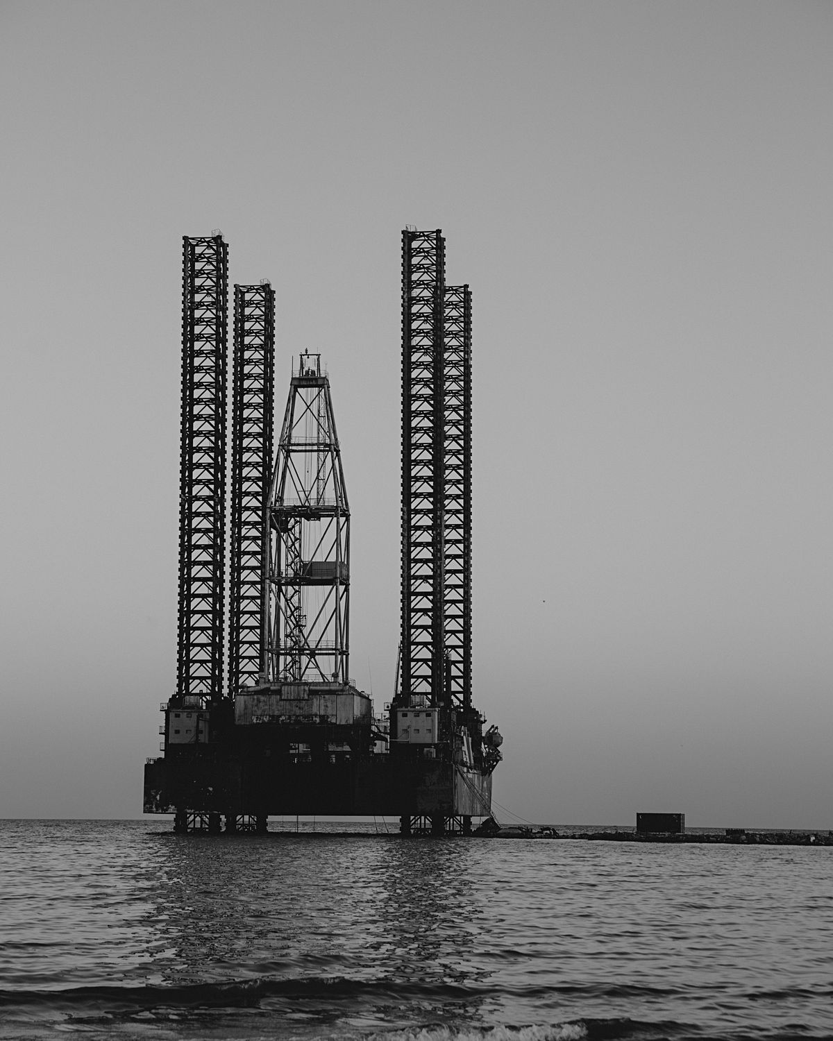 Самоподъёмная буровая установка в Каспийском море у Баку, чёрно-белое фото
