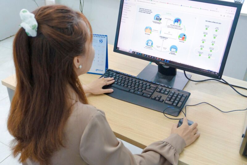 Девушка работает за настольным компьютером в офисе