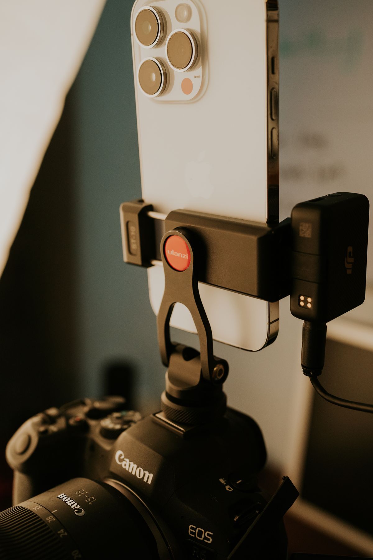 Смартфон и беспроводной микрофон DJI Mic в креплении на камере — набор для мобильной видеосъёмки