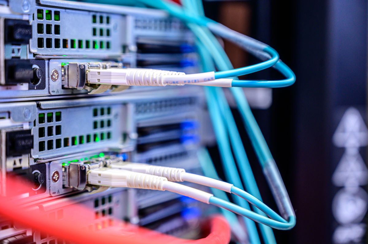 Крупный план: кабели Ethernet вставлены в сетевые порты сервера