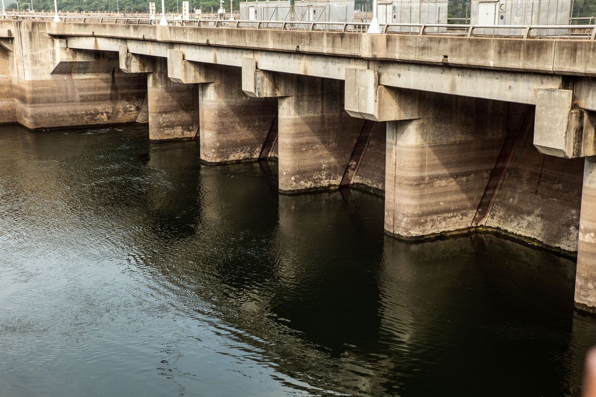 Бетонная плотина над спокойной водой водохранилища