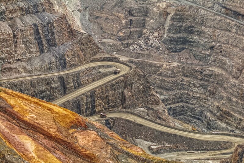 Извилистые дороги и уступы открытого карьера, вид с воздуха