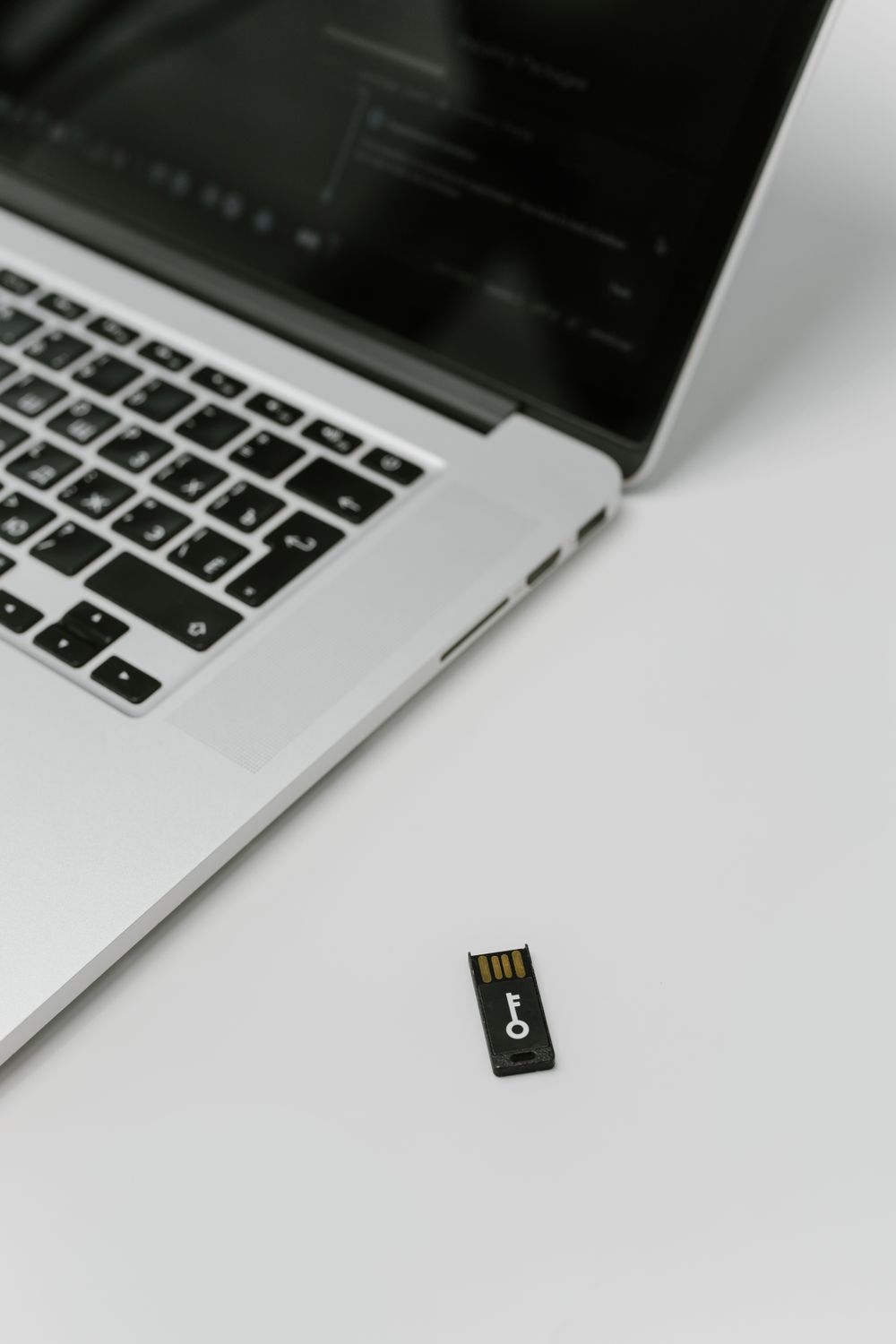USB-ключ безопасности лежит рядом с ноутбуком
