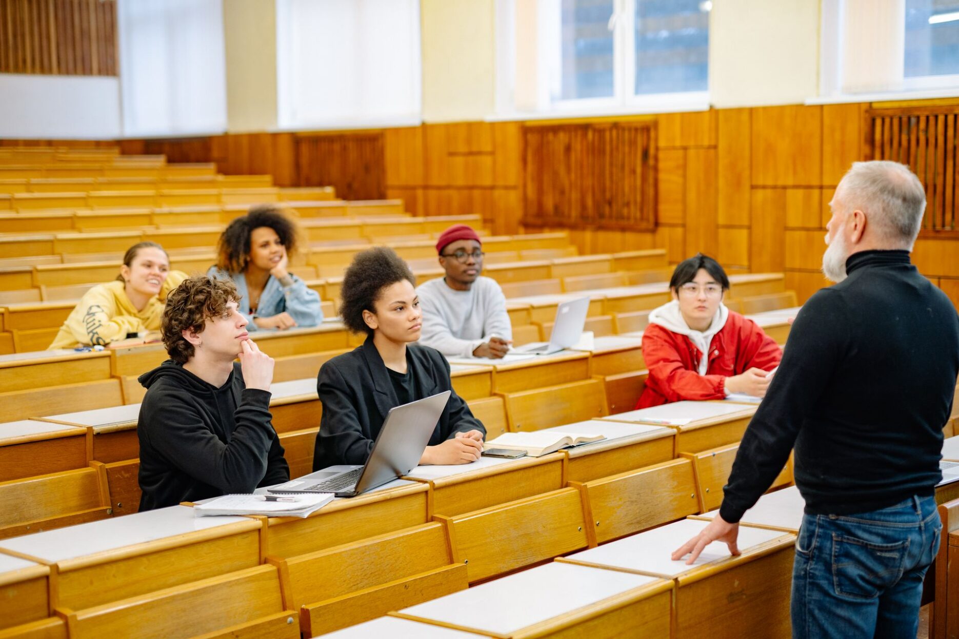 Преподаватель ведёт занятие для студентов в университетской аудитории