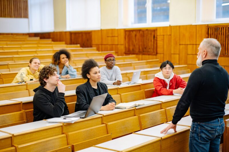 Преподаватель ведёт занятие для студентов в университетской аудитории