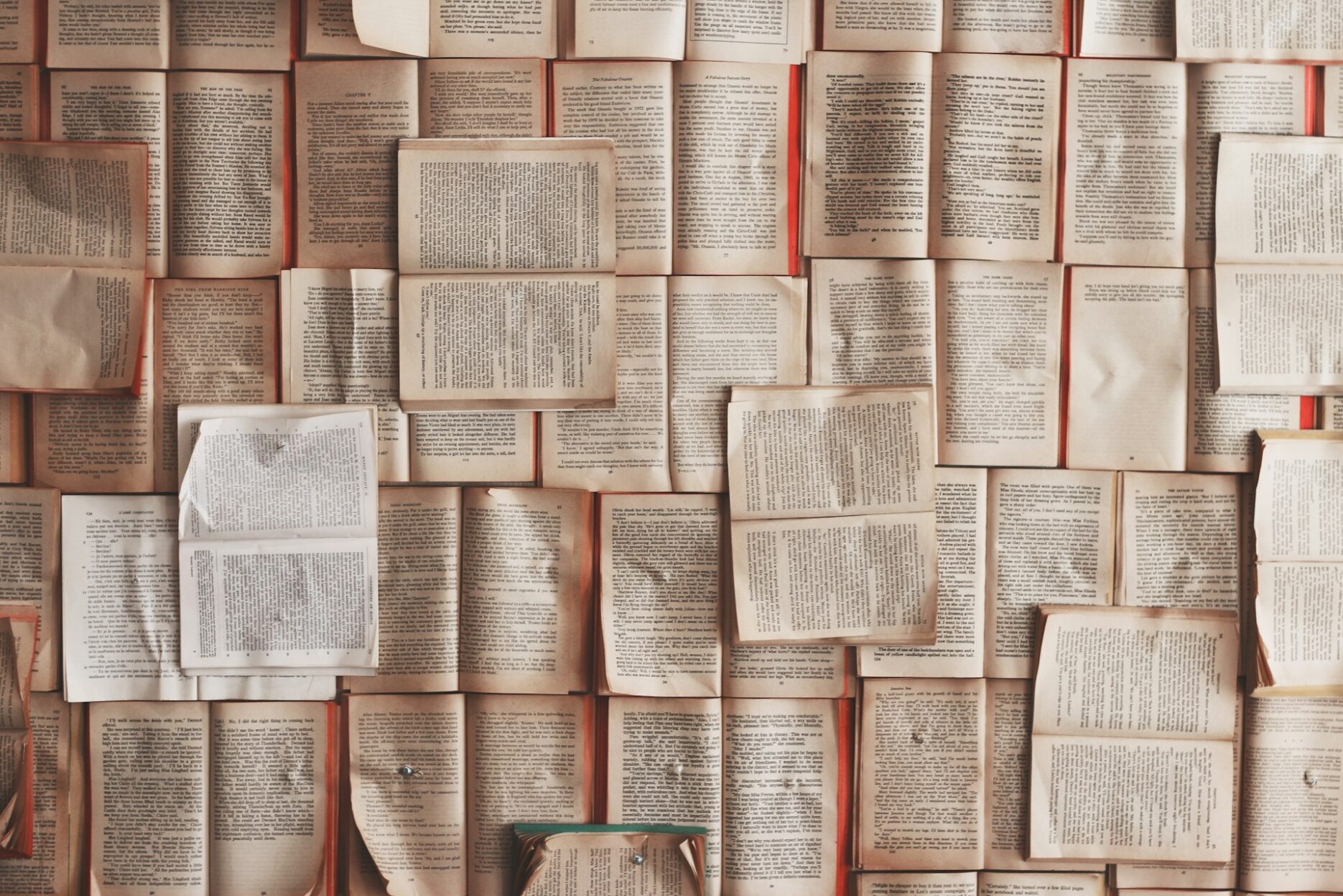 Несколько раскрытых книг, разложенных рядом на столе
