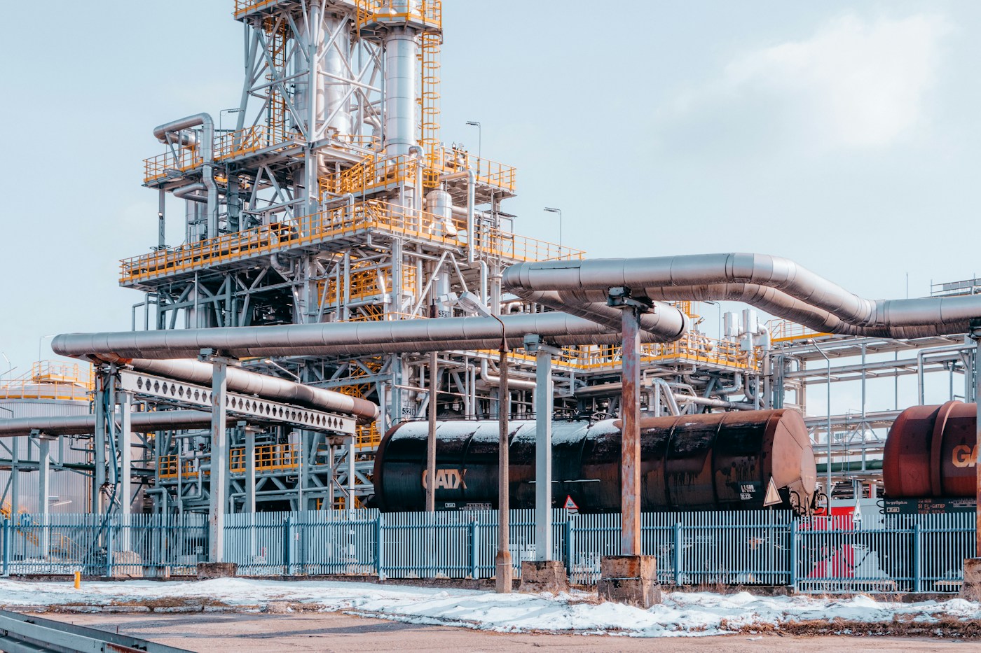 Колонны и трубопроводы нефтеперерабатывающего завода в Тшебине (Польша)