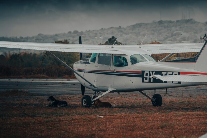 Лёгкий одномоторный самолёт Cessna 172 на взлётной полосе небольшого аэродрома