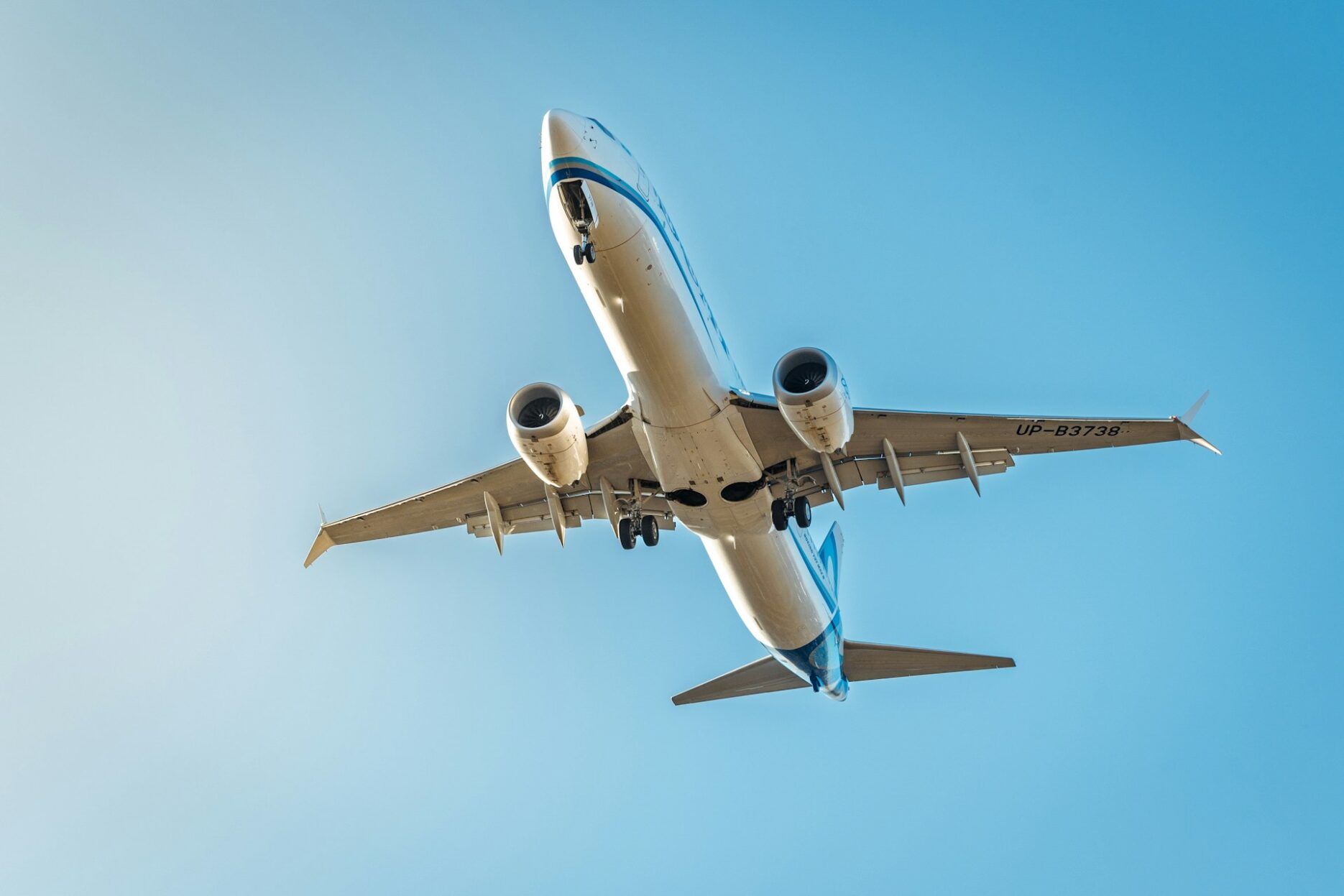 Пассажирский самолёт Boeing 737 в ясном небе при заходе на посадку в Актобе