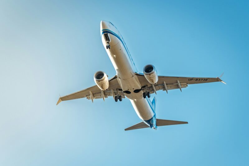 Пассажирский самолёт Boeing 737 в ясном небе при заходе на посадку в Актобе
