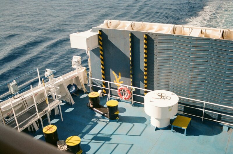 Палуба судна в открытом море со спасательным кругом у борта