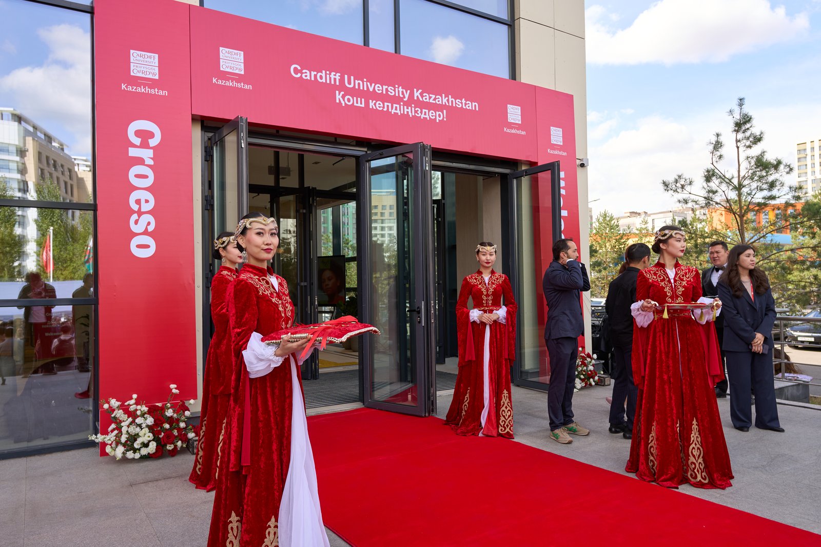 Вход в здание Cardiff University Kazakhstan в день открытия кампуса