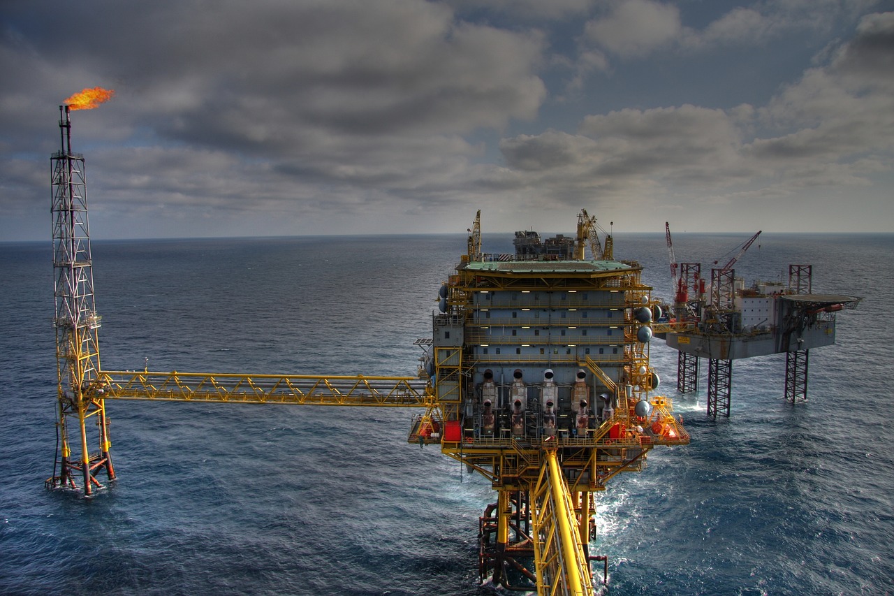 Морские нефтегазовые платформы с факельной установкой в открытом море