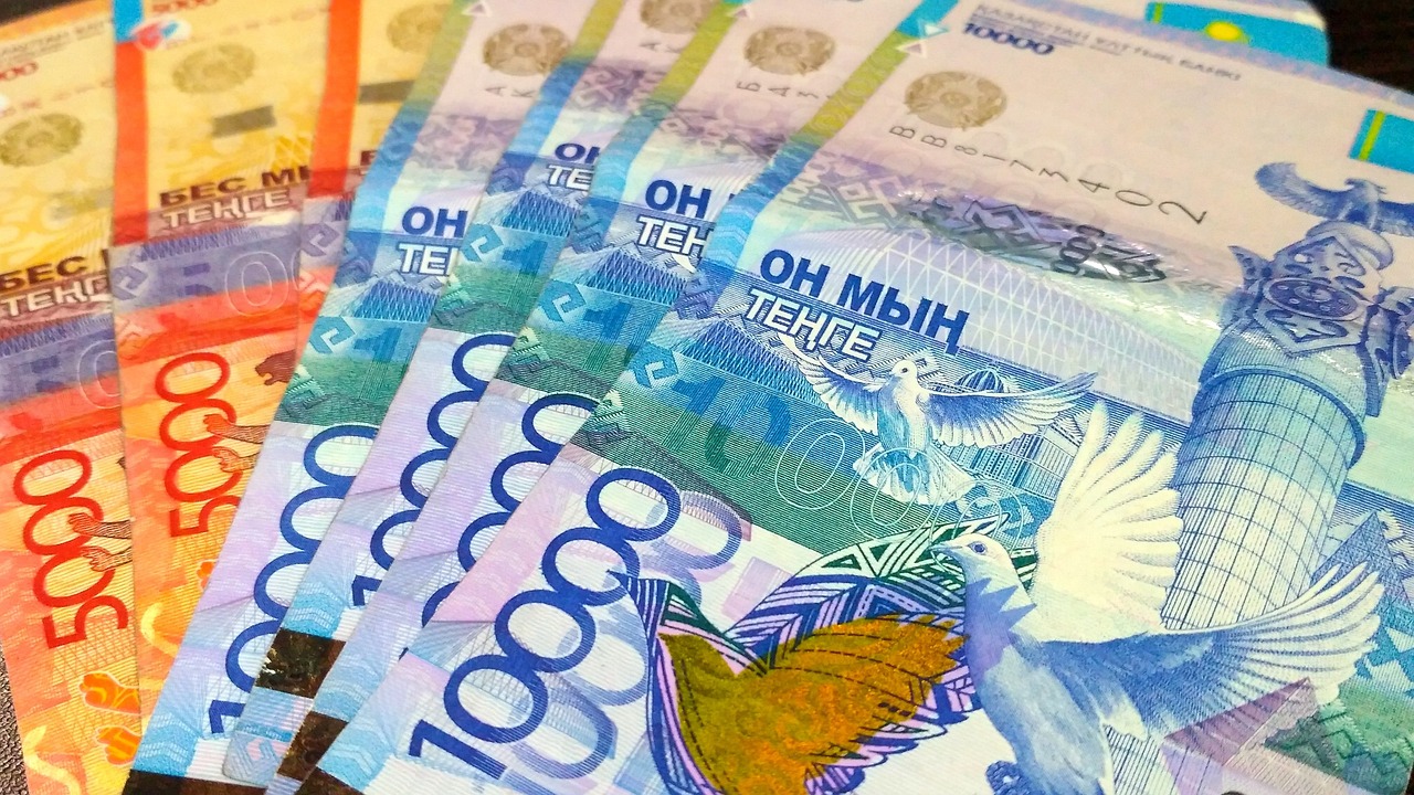 Банкноты казахстанского тенге разного номинала