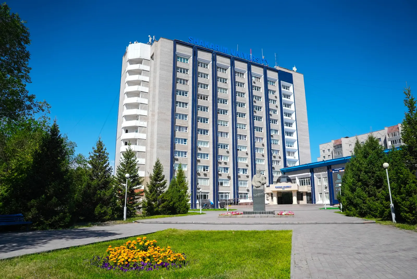 Главный корпус Университета Шакарима на улице Глинки, 20А в Семее